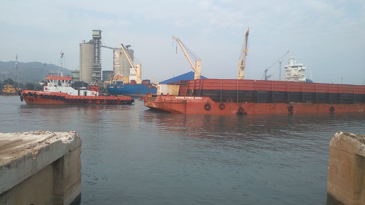Kegiatan bongkaran nickle ore TB. MARINA 2222 / BG. MARINE POWER 3050